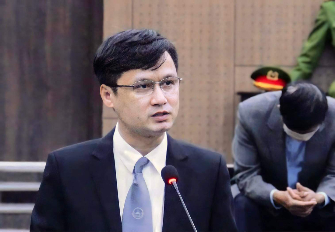 Luật sư Trần Nam Long bào chữa cho cựu bộ trưởng Bộ Y tế tại phiên tòa vụ Việt Á - Ảnh: GIANG LONG