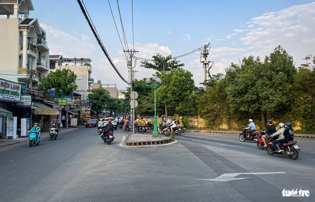 Một đoạn đường Tân Sơn (quận Gò Vấp giáp quận Tân Bình) bị bó hẹp khiến xe cộ dồn ứ, thường xuyên kẹt - Ảnh: LÊ PHAN