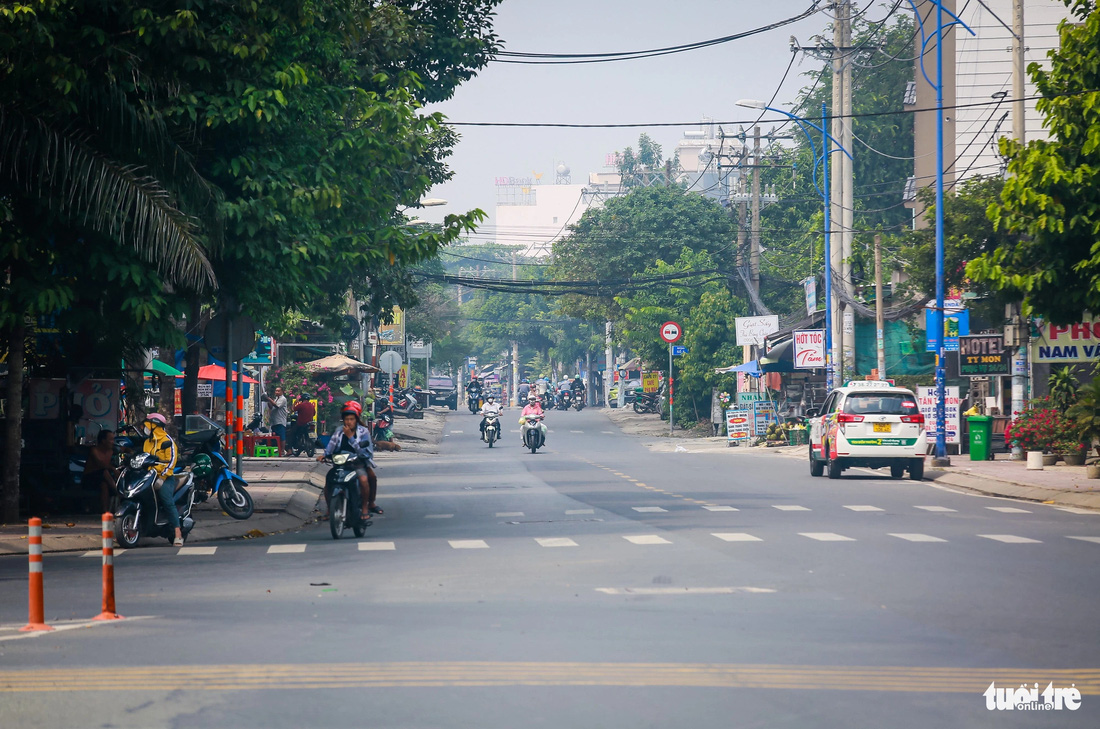 Tại TP Thủ Đức, đường Nguyễn Thị Định (đoạn giao với Đồng Văn Cống) cũng bất ngờ bị bó hẹp. Vừa qua, HĐND TP.HCM đã thống nhất chủ trương đầu tư, mở rộng 2km đường này với số vốn hơn 2.000 tỉ đồng - Ảnh: LÊ PHAN