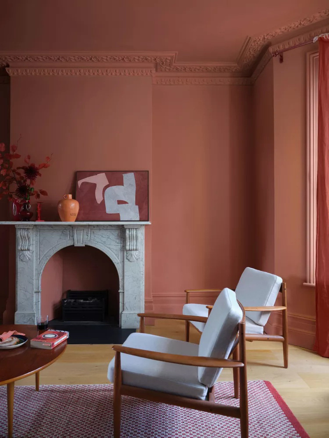 Để có sự thay đổi hoàn hảo cho căn phòng có thể sơn các bức tường bằng màu đỏ ấm cúng - Ảnh: BHG