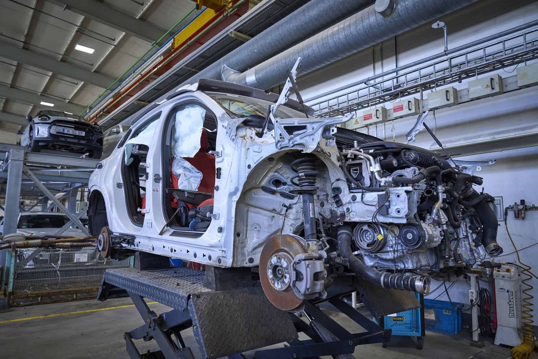 RDC không chỉ là nơi phá hủy và tài chế xe BMW. Những phản hồi từ cơ sở này cho các nhà thiết kế biết cần sử dụng những vật liệu nào để có thể tạo ra một chiếc xe tối ưu cả về mặt sử dụng và tái chế. Từ đó, tạo ra một chiếc xe 