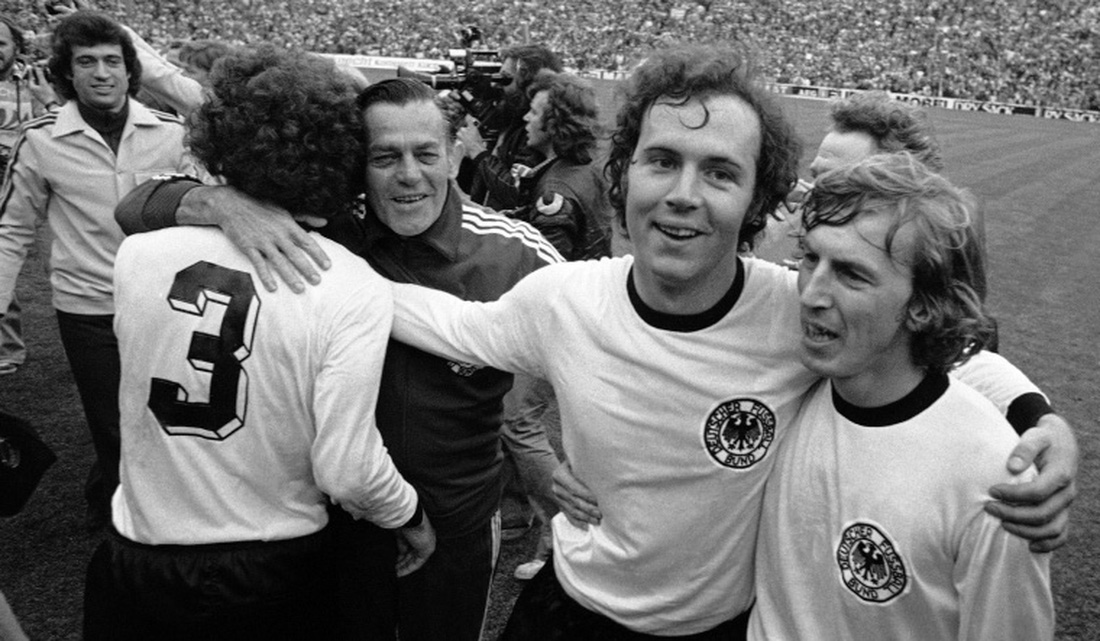 Đội trưởng Tây Đức Franz Beckenbauer (thứ hai từ phải sang) ôm đồng đội Juergen Grabowski khi đi dạo quanh sân vận động Olympic, sau khi họ đánh bại Hà Lan 2-1 trong trận chung kết World Cup vào tháng 7 năm 1974 - Ảnh: AP