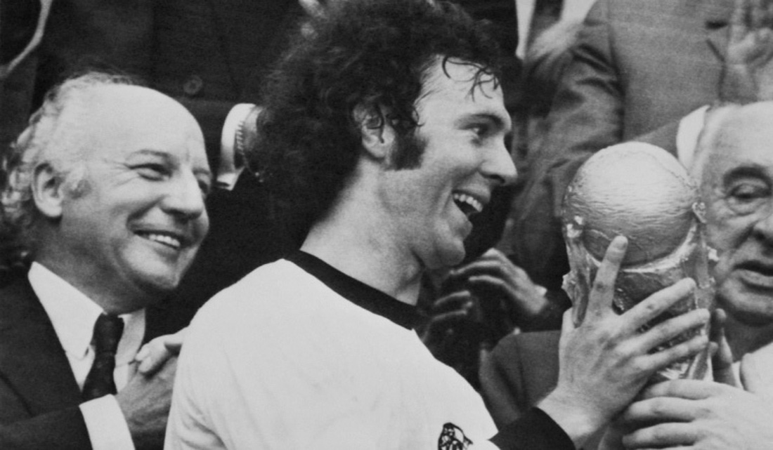 Franz Beckenbauer với chức vô địch World Cup vào ngày 7-7-1974 - Ảnh: AFP