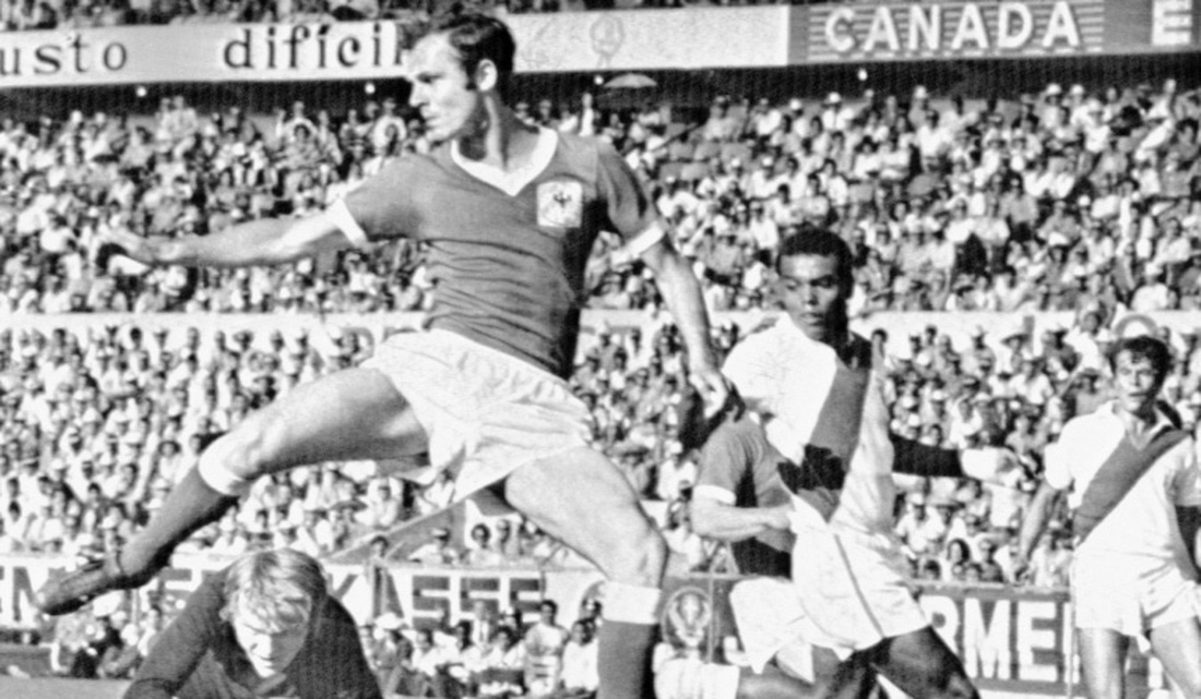 Thủ môn Tây Đức Sepp Maier được hỗ trợ bởi Franz Beckenbauer cản phá một pha tấn công trong trận đấu World Cup giữa Tây Đức và Peru ở Mexico ngày 10-6-1970 - Ảnh: AP