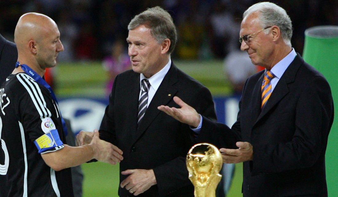 Thủ môn người Pháp Fabien Barthez (trái) được Tổng thống Đức Horst Koehler (giữa) và ban tổ chức World Cup Franz Beckenbauer (phải) an ủi khi trao giải á quân ở World Cup 2006 - Ảnh: AFP