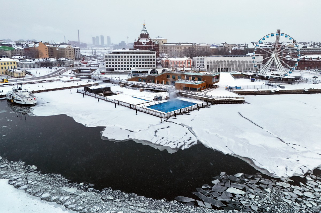 Tuyết bao phủ vịnh gần nhà thờ Chính Thống Uspenski tại Helsinki, Phần Lan. Thủ đô Helsinki của Phần Lan cũng đang phải đối mặt với nhiệt độ cực lạnh, dự kiến có thể xuống tới -20 độ C trong những ngày tới - Ảnh: AFP