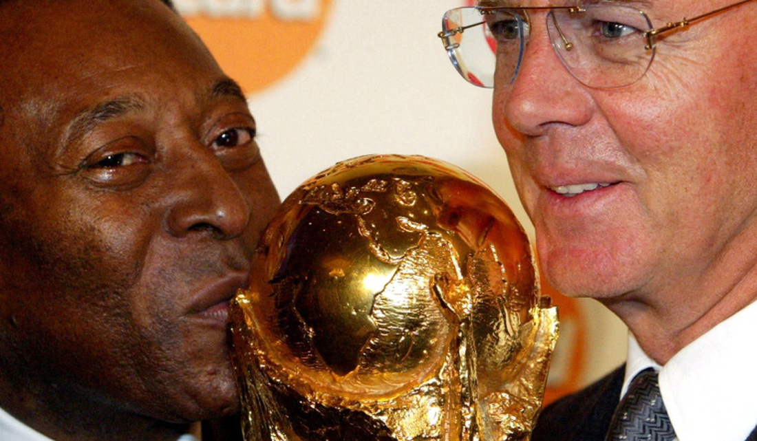 Huyền thoại Brazil Pele hôn chiếc cúp FIFA World Cup khi chụp ảnh cùng người đứng đầu ban tổ chức Giải vô địch World Cup 2006 Franz Beckenbauer tại Berlin, Đức ngày 12-3-2003 - Ảnh: REUTERS