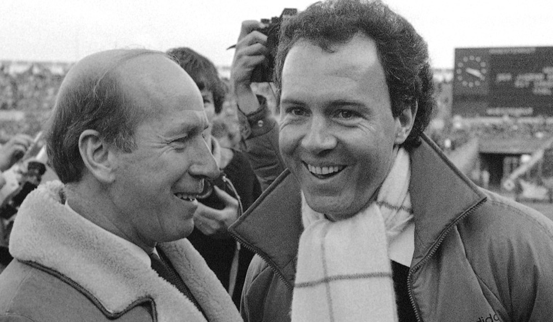 Huyền thoại người Anh Bobby Charlton và Franz Beckenbauer trước trận đấu giữa VFB Stuttgart và Hamburger SV tại Neckarstadion ngày 14-1-1984 - Ảnh: AP