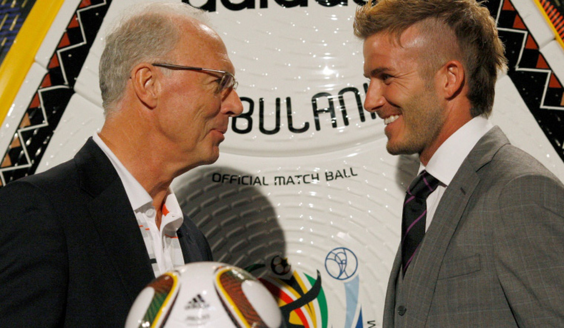 Cựu đội trưởng đội tuyển Anh David Beckham và Franz Beckenbauer khởi động trận đấu chính thức cho FIFA World Cup 2010, trước lễ bốc thăm ở Cape Town, Nam Phi ngày 4-12-2009 - Ảnh: REUTERS