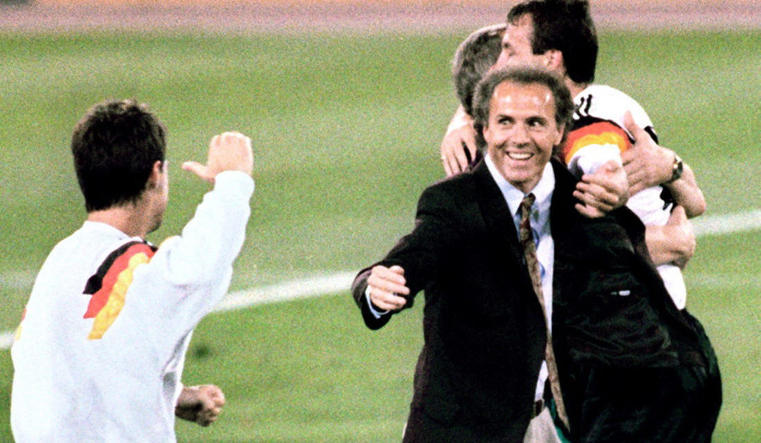 Huấn luyện viên đội tuyển quốc gia Tây Đức Franz Beckenbauer (giữa) ăn mừng sau khi đội của ông đánh bại đương kim vô địch Argentina với tỉ số 1-0 nhờ quả phạt đền của hậu vệ Andreas Brehme trong trận chung kết World Cup ngày 8-7-1990 tại Rome - Ảnh: AFP