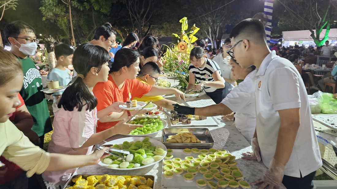 Với đa dạng các món, lễ hội ẩm thực chay thường thu hút đông đảo thực khách - Ảnh: N.TRÍ
