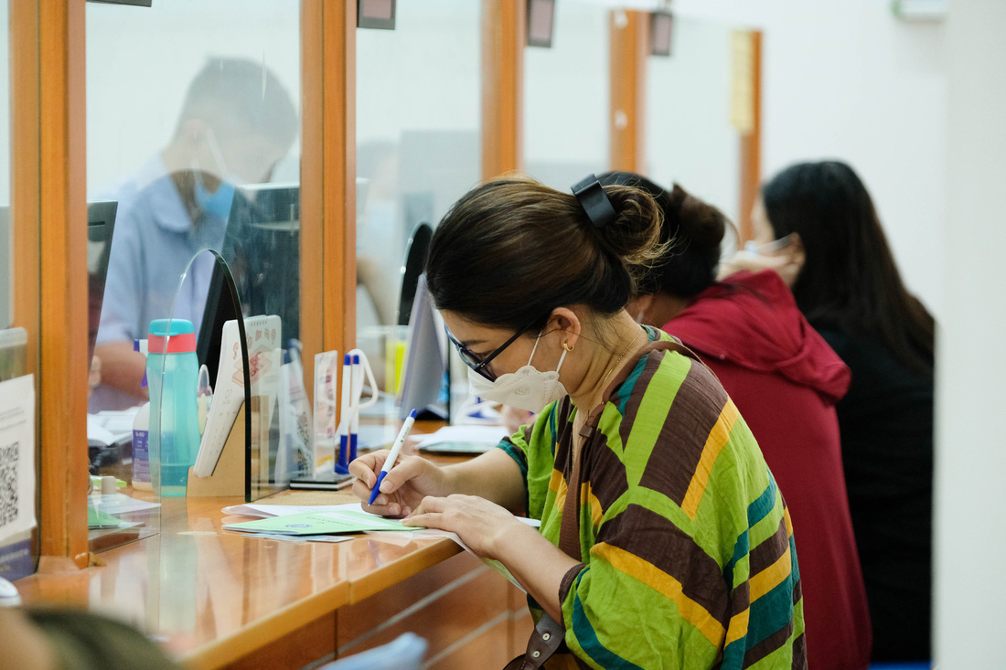 Người lao động làm thủ tục liên quan tới bảo hiểm xã hội tại Hà Nội - Ảnh: GIA ĐOÀN