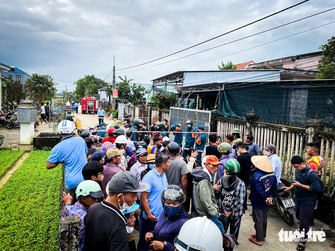 Lực lượng chức năng căng hàng rào chốt chặn nơi dẫn vào hiện trường tại khối phố Bình Ninh, phường Điện Nam Bắc - Ảnh: LÊ TRUNG 