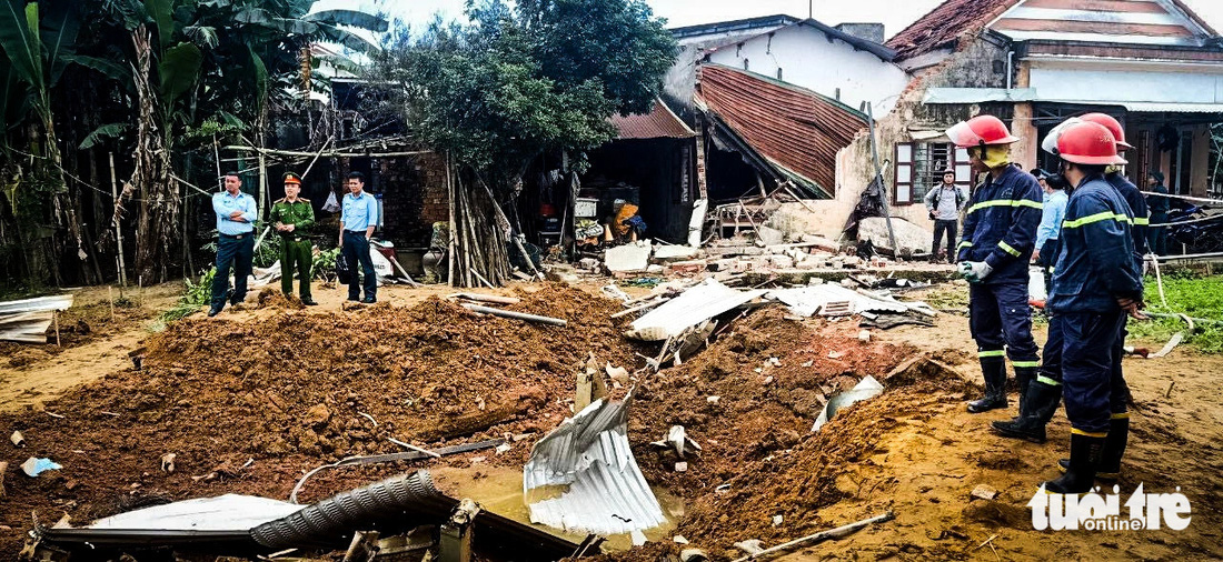 Chiếc hố tạo thành nơi máy bay rơi xuống, một số nhà dân gần vụ tai nạn cũng bị ảnh hưởng, sập tường một phần - Ảnh: THÁI BÁ DŨNG 