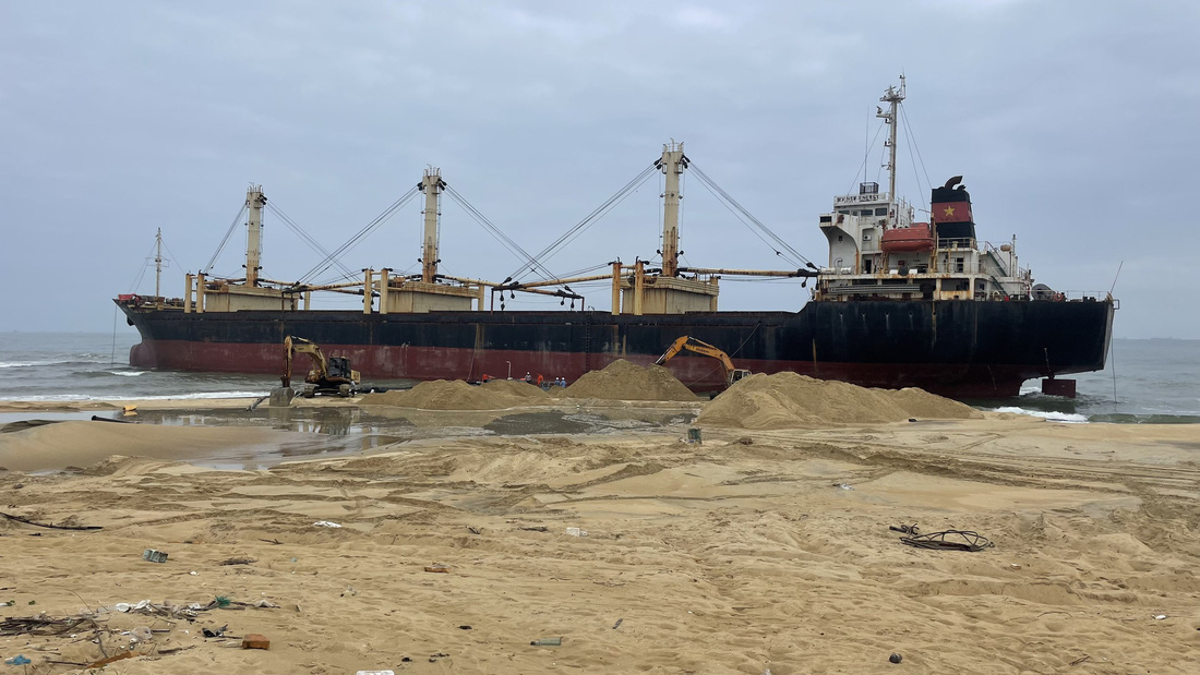Tàu hàng 15.000 tấn mắc kẹt tại biển Dung Quất đang được giải cứu - Ảnh: T.M.