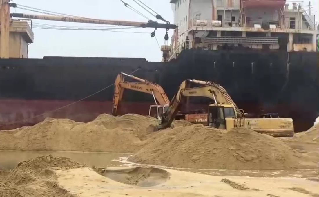 Xe máy đào và nhiều thiết bị sẽ nạo vét khoảng 6.000m³ cát để tạo luồng cứu tàu New Energy - Ảnh: T.M.