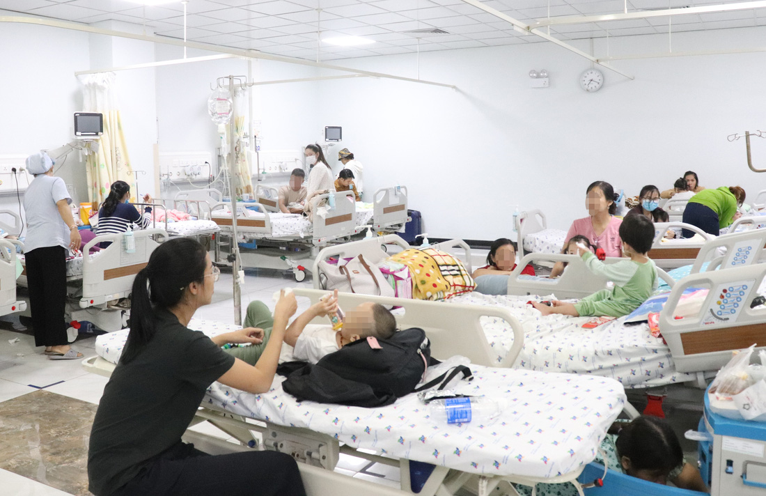 Trẻ nhỏ mắc bệnh đường hô hấp nhập viện điều trị tại Bệnh viện Nhi đồng thành phố (TP.HCM) - Ảnh: XUÂN MAI