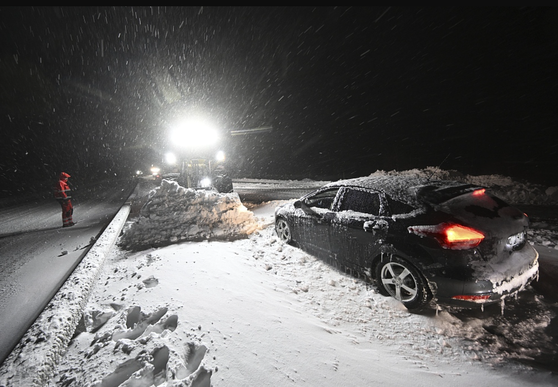 Xe dọn tuyết giúp giải cứu xe hơi bị mắc kẹt ở miền nam Thụy Điển vào ngày 4-1 - Ảnh: VCG