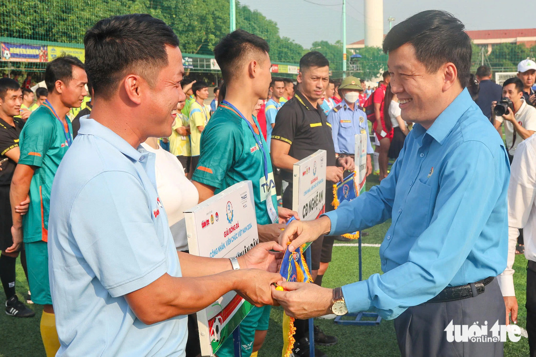 Khai mạc vòng loại khu vực Nghệ An Giải bóng đá công nhân, viên chức Việt Nam 2024 - Ảnh 4.