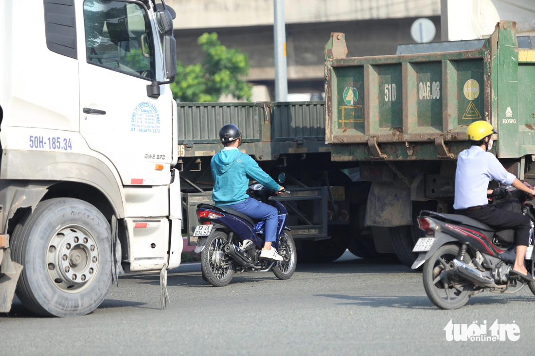 Vòng xoay Phú Hữu: Ám ảnh cảnh xe máy len lỏi, cắt mặt xe lớn - Ảnh 5.