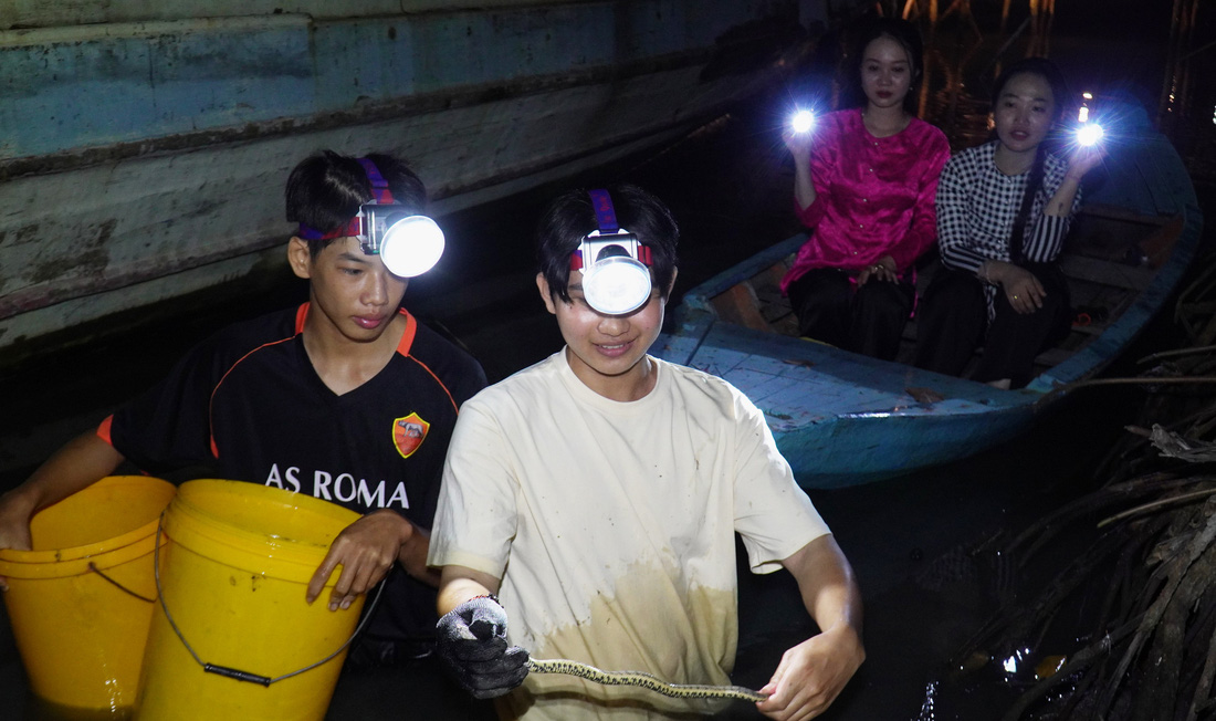 Trải nghiệm bắt ba khía trong rừng đêm ở Đất Mũi Cà Mau - Ảnh 8.