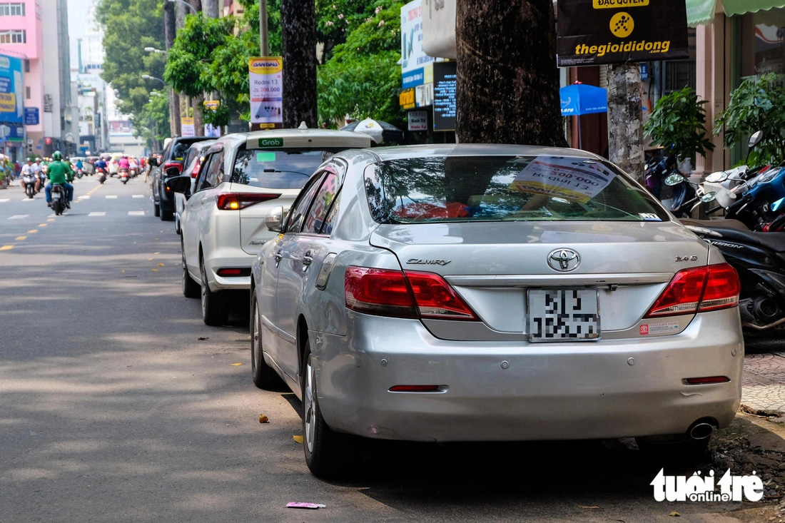 Ô tô đậu tràn lan dưới lòng đường ở trung tâm TP.HCM - Ảnh 2.