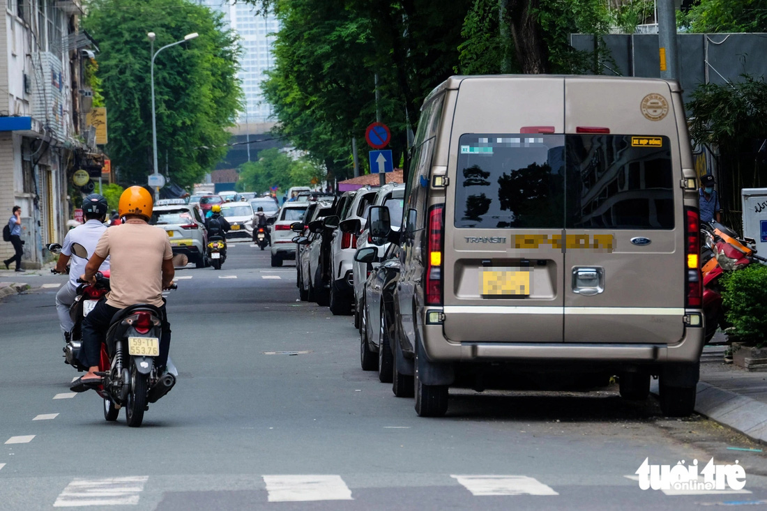 Ô tô đậu tràn lan dưới lòng đường ở trung tâm TP.HCM - Ảnh 7.