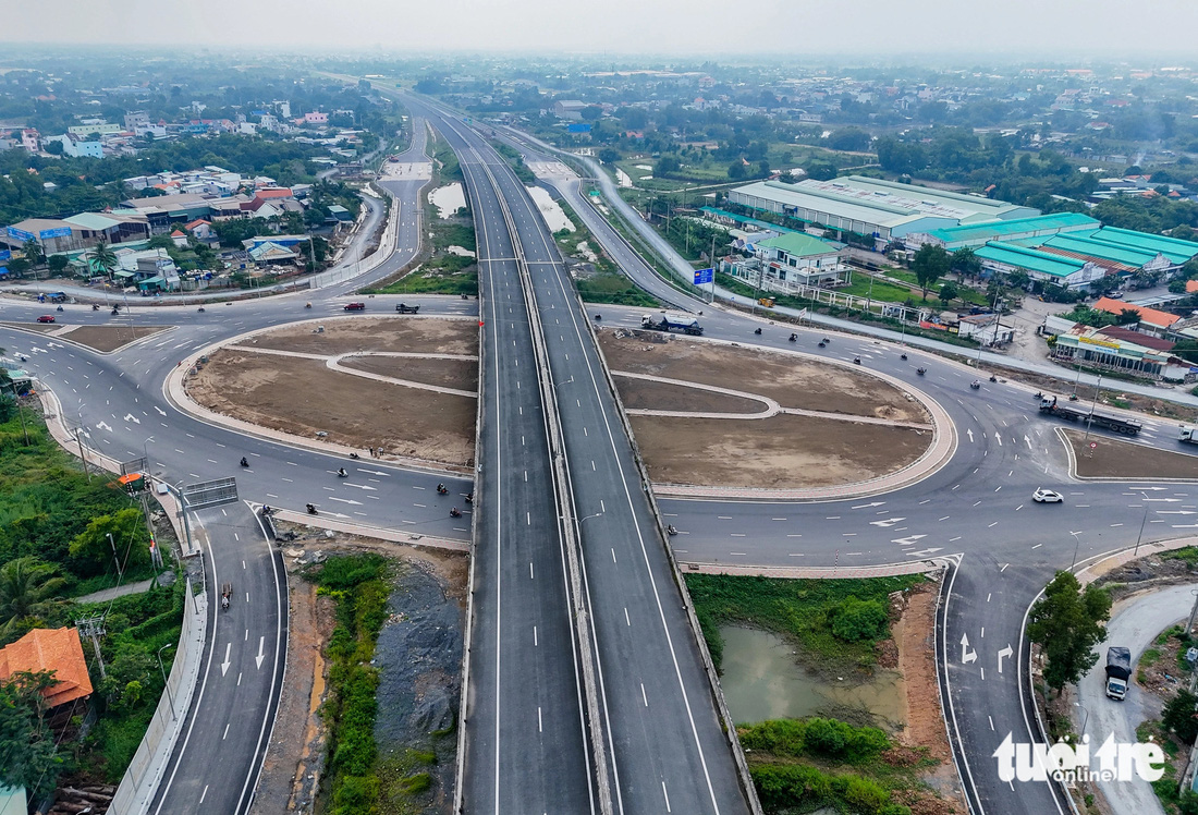 Đoạn cao tốc Bến Lức - Long Thành 'xịn, mịn' sắp khai thác năm nay  - Ảnh 9.