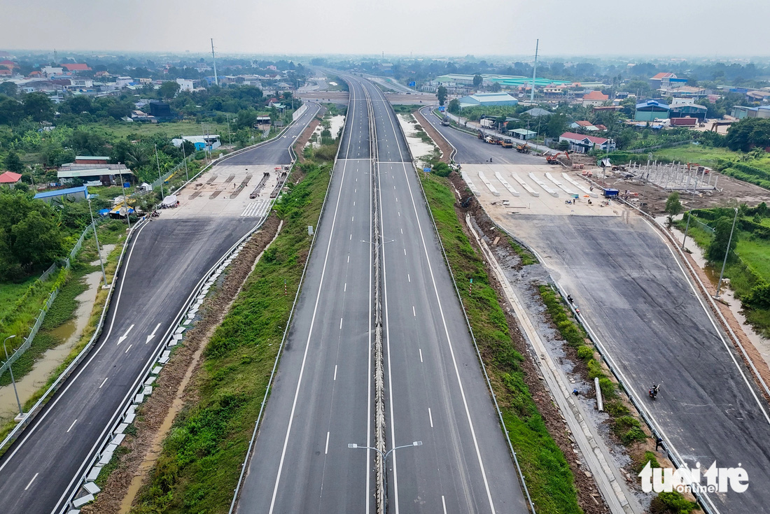 Đoạn cao tốc Bến Lức - Long Thành 'xịn, mịn' sắp khai thác năm nay  - Ảnh 13.