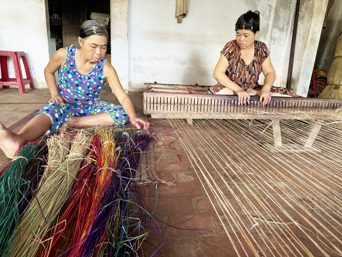 Vì sao làng nghề dệt chiếu An Phước bị thu hồi bằng công nhận cấp cách đây 20 năm? - Ảnh 1.