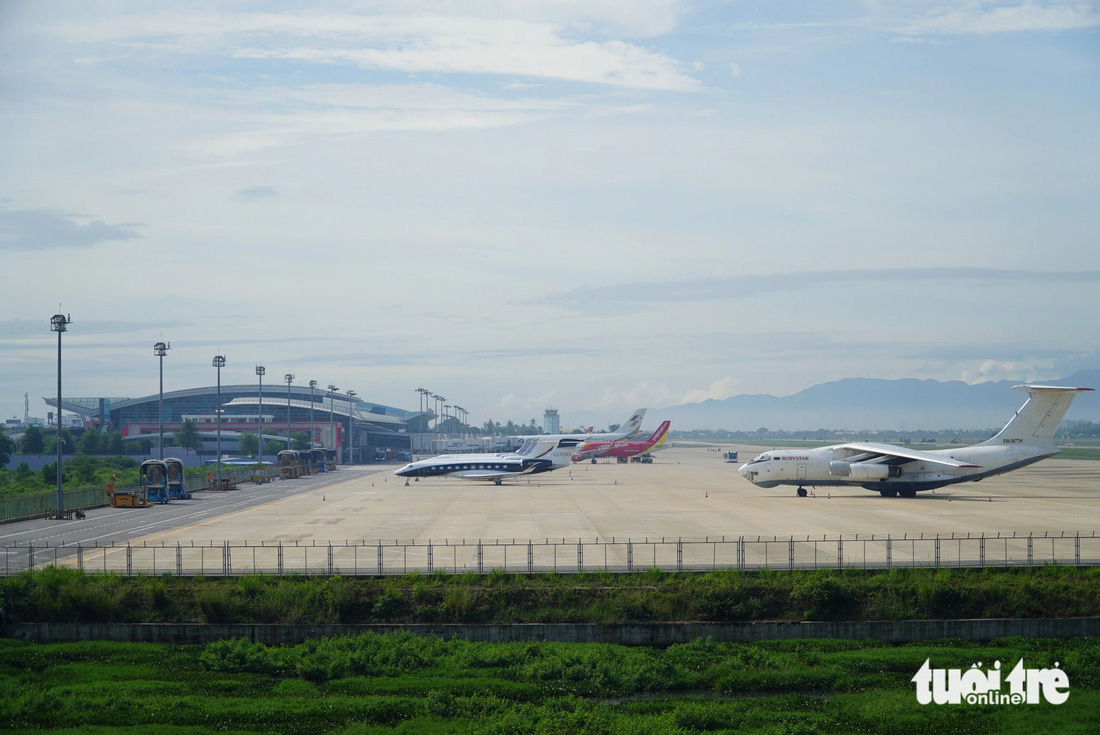 Đi ngắm dàn chuyên cơ dành cho tỉ phú đậu ở sân bay Đà Nẵng - Ảnh 4.