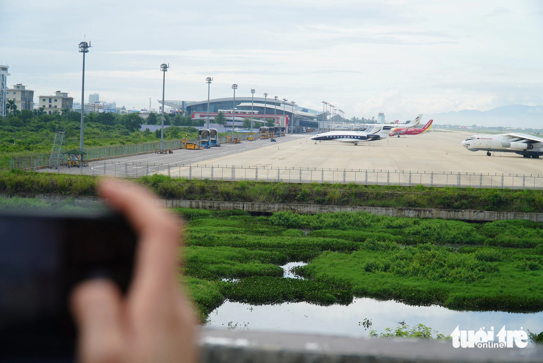 Đi ngắm dàn chuyên cơ dành cho tỉ phú đậu ở sân bay Đà Nẵng - Ảnh 7.