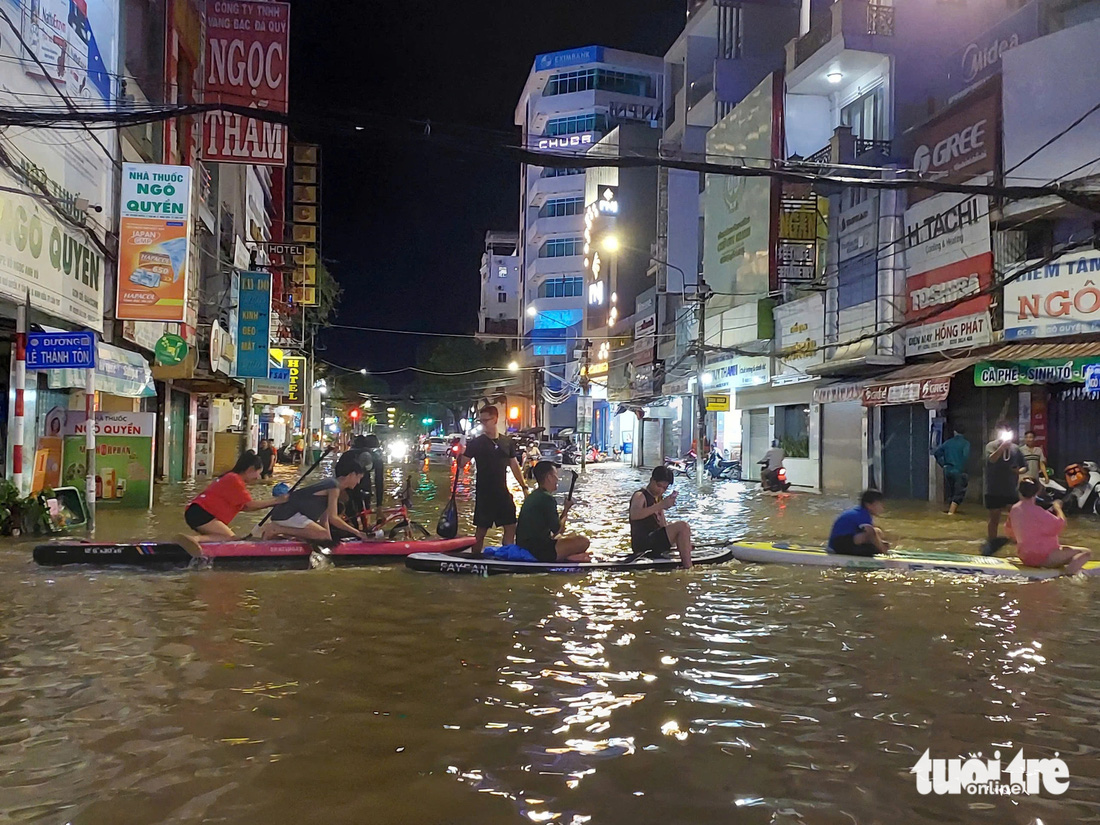 Khu vực bến Ninh Kiều liên tục 'thất thủ' do triều cường, dân chèo thuyền ra đường - Ảnh 3.