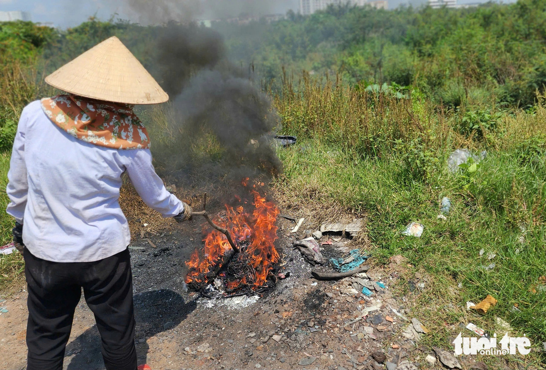 Rác thải ngổn ngang ven đường vắng ở quận 12 - Ảnh 5.