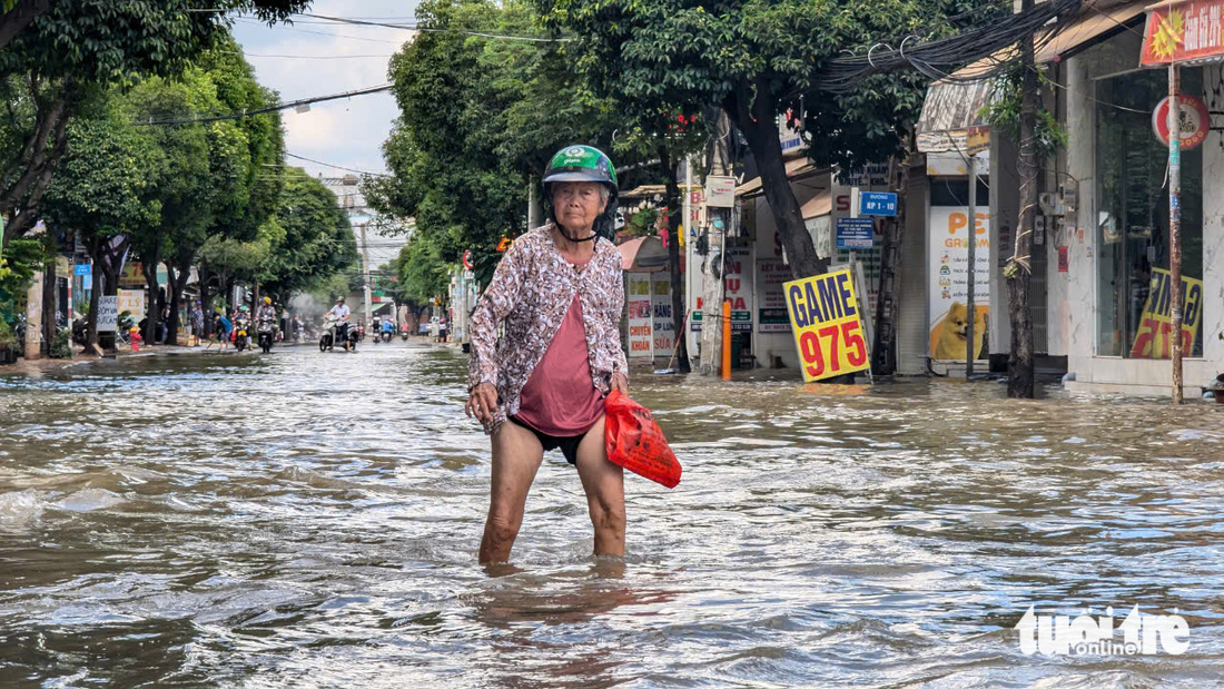 Mưa cả đêm, đến chiều hôm sau đường Bà Triệu ở huyện Hóc Môn vẫn còn ngập - Ảnh 1.