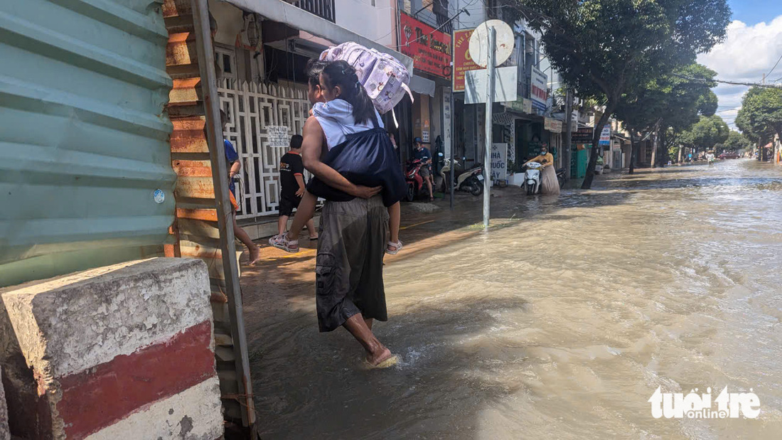 Mưa cả đêm, đến chiều hôm sau đường Bà Triệu ở huyện Hóc Môn vẫn còn ngập - Ảnh 4.