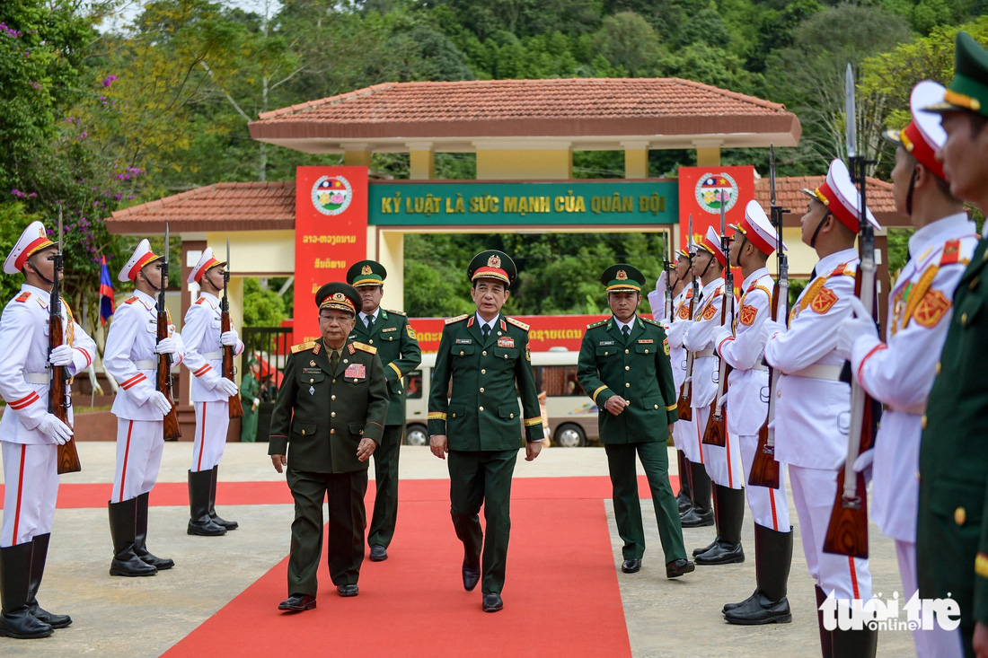 Hai bộ trưởng chủ trì Giao lưu hữu nghị quốc phòng biên giới Việt Nam - Lào lần thứ hai - Ảnh 7.