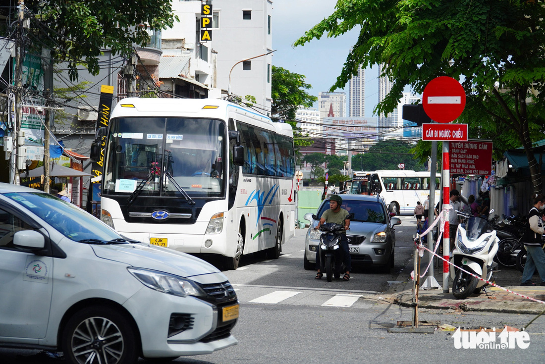 Khách đến Đà Nẵng đông, du khách ngoại 'ngộp thở' qua đường quanh chợ Hàn - Ảnh 2.