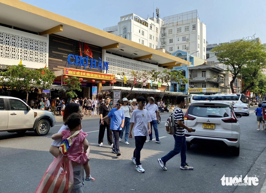 Khách đến Đà Nẵng đông, du khách ngoại 'ngộp thở' qua đường quanh chợ Hàn - Ảnh 4.