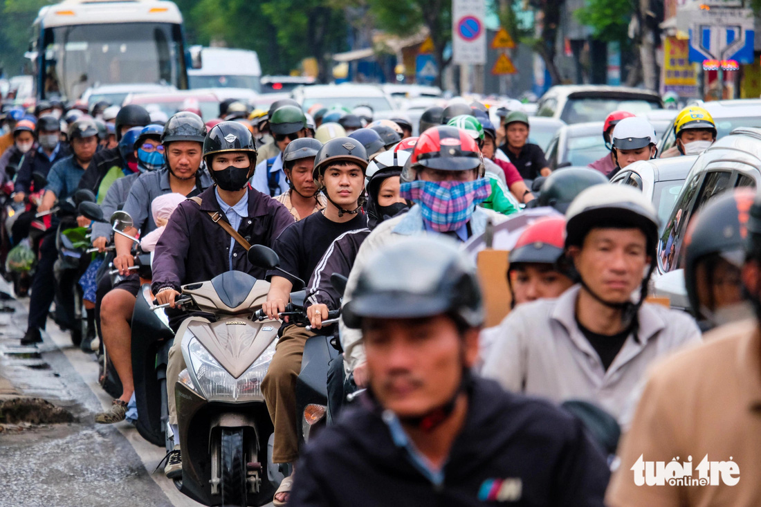 Đường Nguyễn Tất Thành mỗi chiều xe ô tô chiếm 2 hàng, xe máy leo vỉa hè, len lỏi nơi còn trống - Ảnh 7.