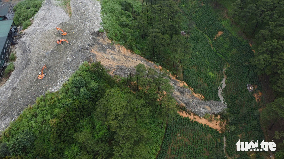 'Núi rác' của Đà Lạt đổ ập xuống vườn cà phê người dân - Ảnh 1.