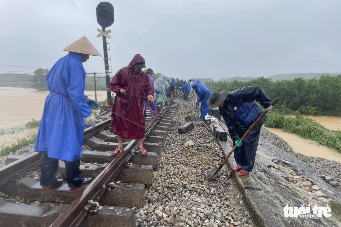 Hơn 1,3km đường sắt hư hỏng, có đoạn dịch chuyển 3,9m sau bão Trà Mi - Ảnh 4.