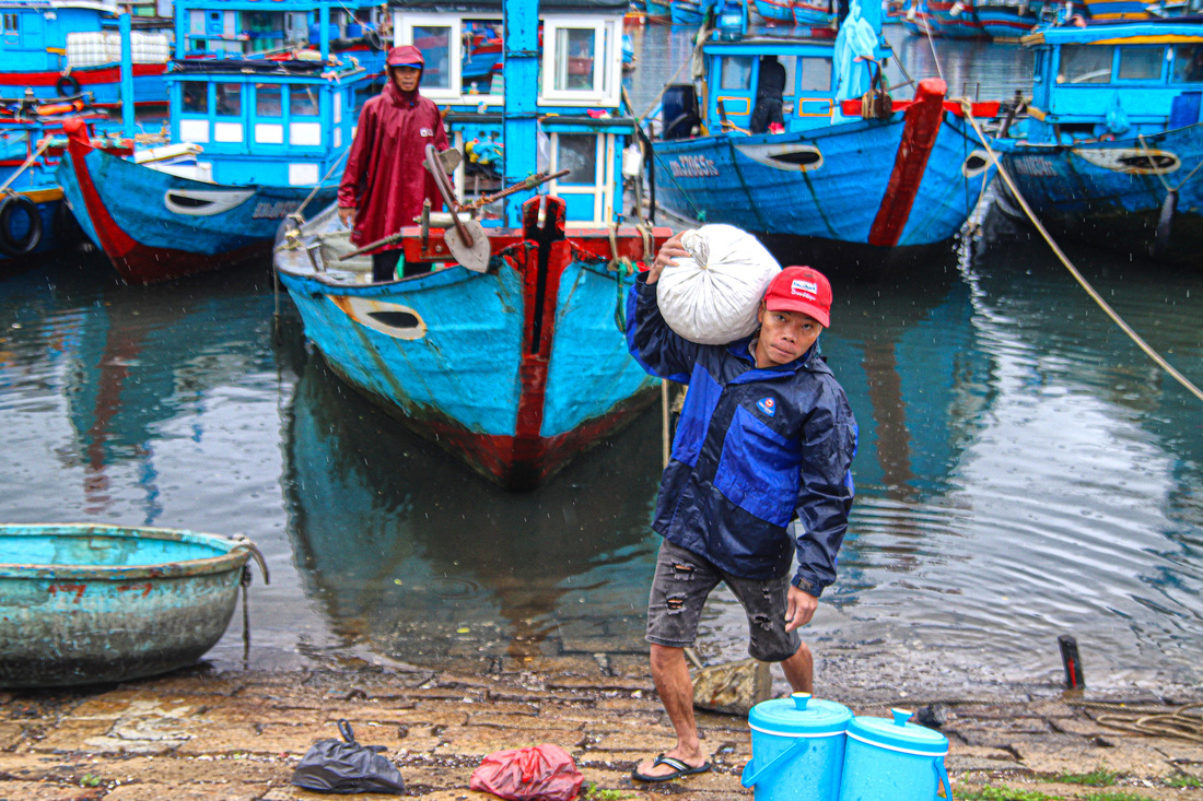 Ra khơi sau bão, ngư dân Đà Nẵng hồ hởi với những mẻ cá đầy - Ảnh 4.