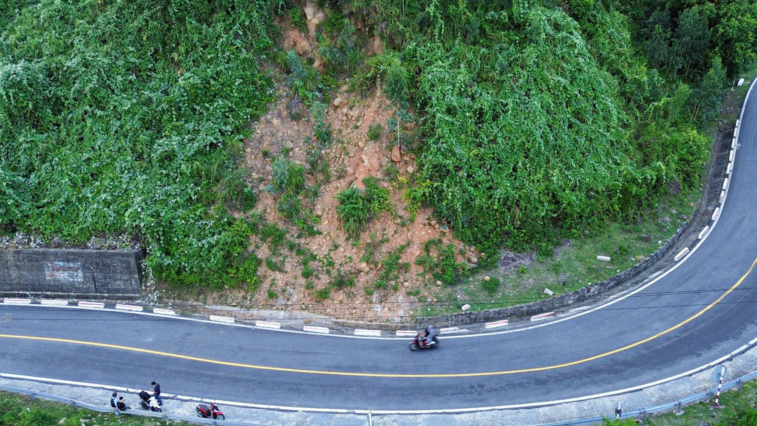 Thấp thỏm khi đi qua đèo Hải Vân mùa mưa bão - Ảnh 1.