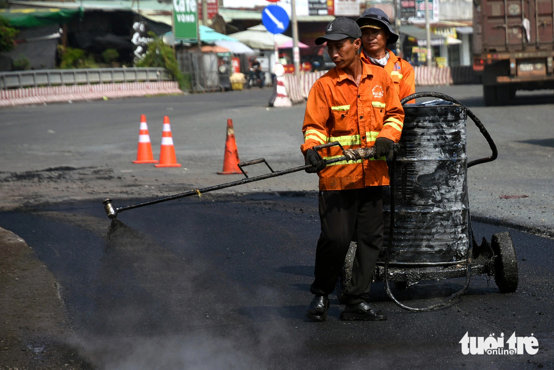 Tạm đóng làn quốc lộ 51 để sửa chữa đoạn đường 'đau khổ' - Ảnh 8.