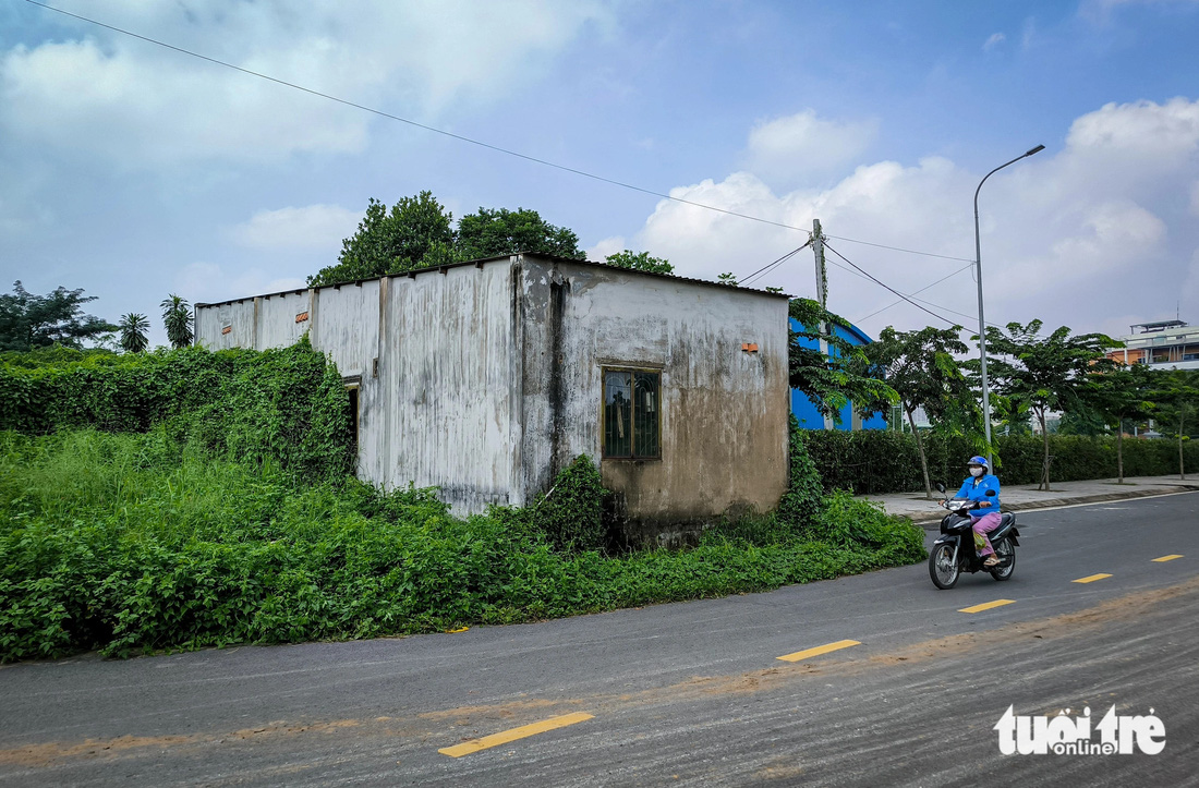 Hiện trạng nhiều mặt bằng ở Đại học Quốc gia TP.HCM vẫn nghẽn sau 3 thập kỷ  - Ảnh 2.