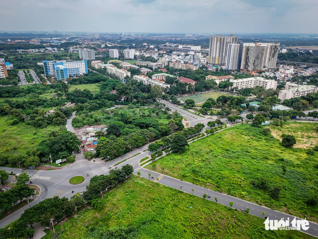 Mặt bằng ở Đại học Quốc gia TP.HCM sau 3 thập kỷ vẫn như 'tấm da beo loang lổ' - Ảnh 13.