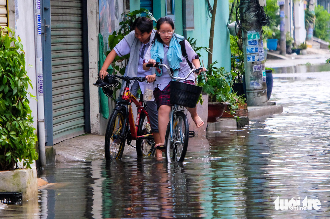 Hẻm ở quận Bình Tân lại ngập tới đầu gối, học sinh lội nước thối tan trường - Ảnh 4.