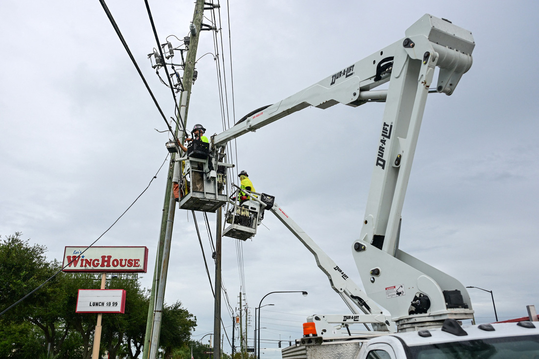 Dân Florida hối hả sơ tán, gia cố nhà cửa trước siêu bão Milton - Ảnh 3.