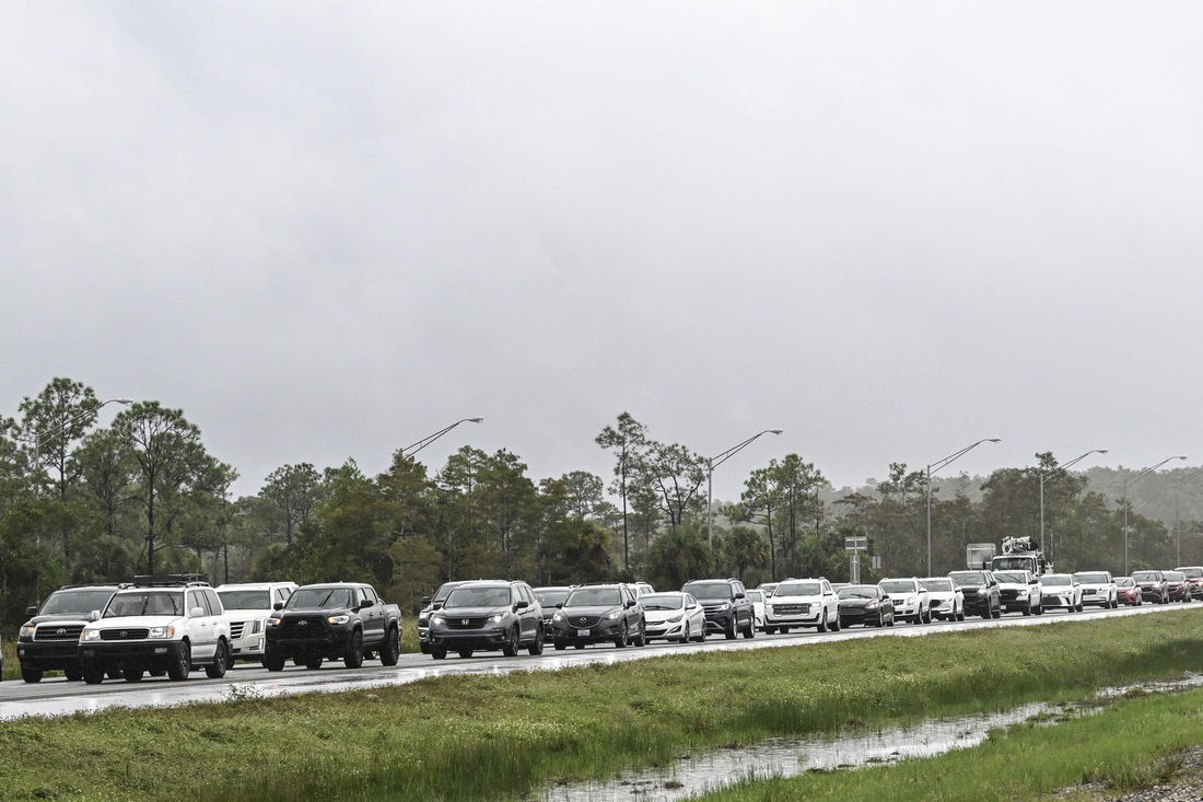 Florida residents rush to evacuate and reinforce their homes ahead of Hurricane Milton - Photo 1.